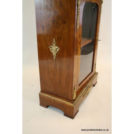 Kleine original viktorianische Nussbaum Vitrine massiv antik 1880