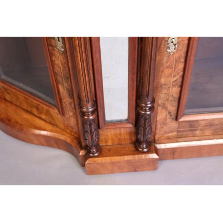 Viktorianisches original antikes Sideboard aus massivem Nussbaum 1860