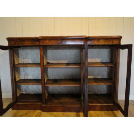Viktorianischer antiker Breakfront Schrank aus Nussbaum massiv original 1850