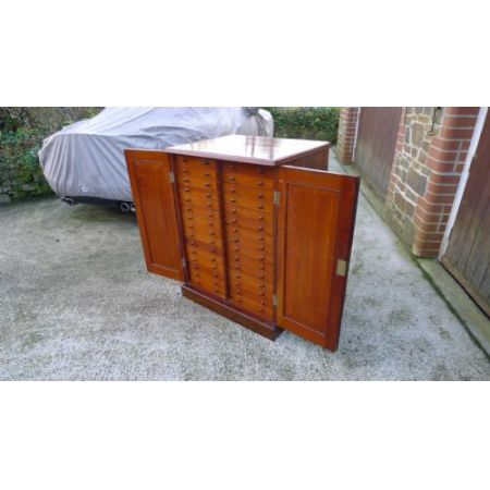 Ein viktorianischer massiver Mahagoni 30 Schubladen Sammlerschrank original antik 1880