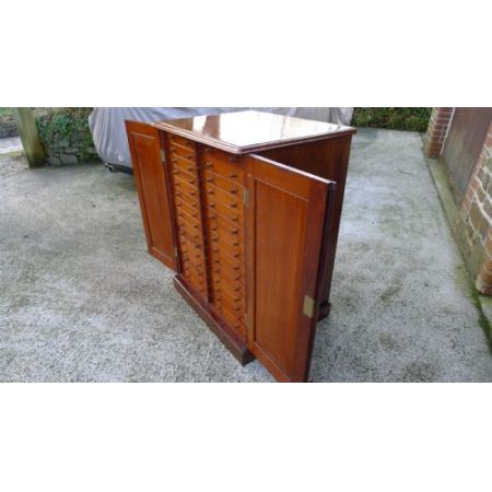 Ein viktorianischer massiver Mahagoni 30 Schubladen Sammlerschrank original antik 1880