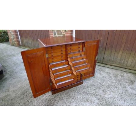 Ein viktorianischer massiver Mahagoni 30 Schubladen Sammlerschrank original antik 1880