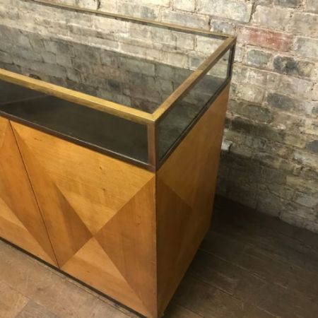 Antike Art Deco Vitrine Schaukasten Nussbaum massiv Messing 1930