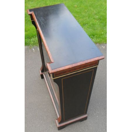 Britische original antike viktorianische ebonisierte Vitrine aus massivem  Ahorn Wurzelholz 1860