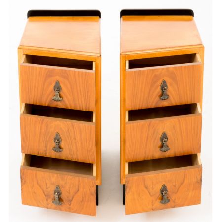 Antikes Paar Nussbaum Art Deco Beistelltische Nachttische massiv 1930