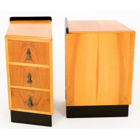 Antikes Paar Nussbaum Art Deco Beistelltische Nachttische massiv 1930