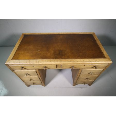 Britischer Antiker Pedestal Schreibtisch aus massiver Eiche 1930