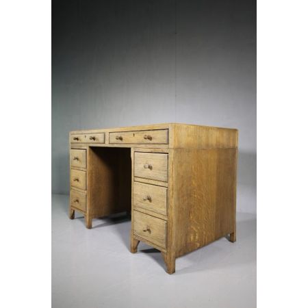 Britischer Antiker Pedestal Schreibtisch aus massiver Eiche 1930