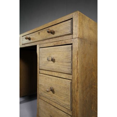 Britischer Antiker Pedestal Schreibtisch aus massiver Eiche 1930