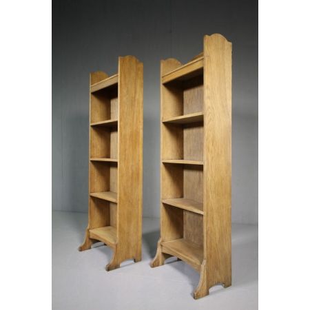 Ein Paaar antike englische offene Bücherregale aus massivem Eichenholz aus den 1930er Jahre 