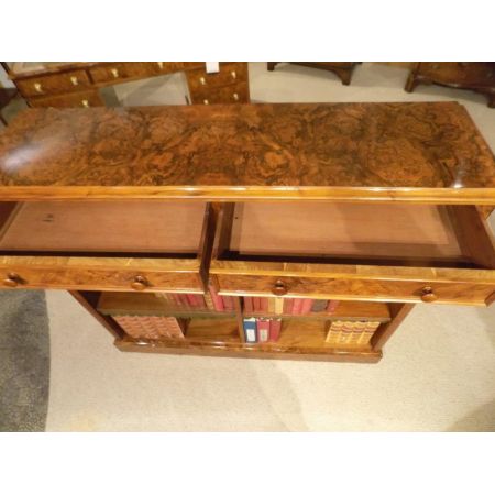 Englisches Antikes Voktorianisches Qualitativ hochwertiges Grat Nussbaum Massivholz offenes Bücherregal 1860-1870