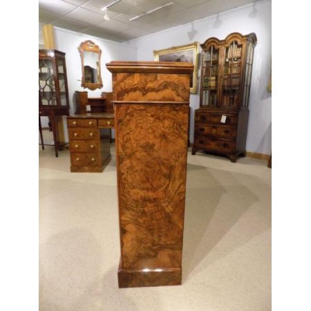 Englisches Antikes Voktorianisches Qualitativ hochwertiges Grat Nussbaum Massivholz offenes Bücherregal 1860-1870