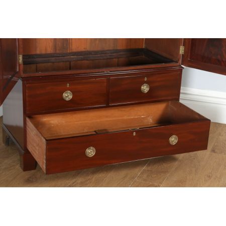 Georgianischer Linen Press Kleiderschrank Mahagoni englisch 1810