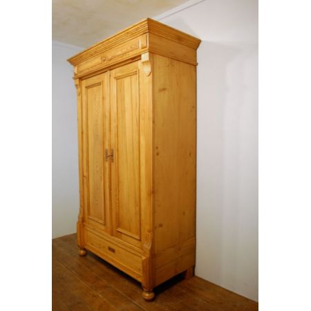 Antiker kleiner englischer Kiefernholz Kleiderschrank original 1870