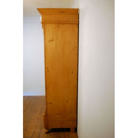 Antiker kleiner englischer Kiefernholz Kleiderschrank original 1870
