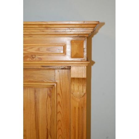 Antiker kleiner englischer Kiefernholz Kleiderschrank original 1870