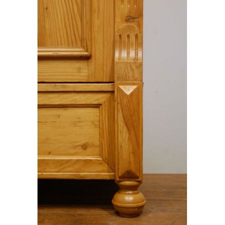 Antiker kleiner englischer Kiefernholz Kleiderschrank original 1870
