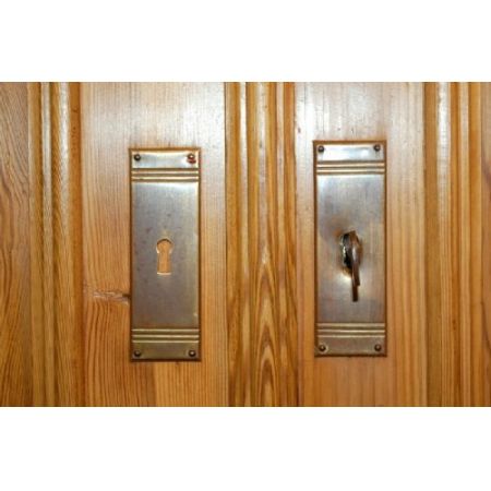 Antiker kleiner englischer Kiefernholz Kleiderschrank original 1870