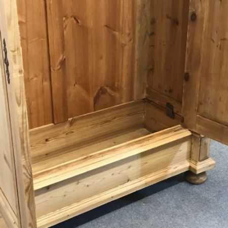 Kleiner original antiker Kiefernholz Kleiderschrank englisch 1900