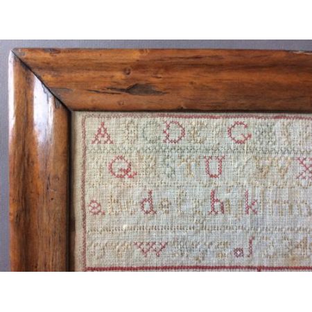 Original antikes viktorianisches Nussbaum gerahmtes Alphabet Mustertuch 1884