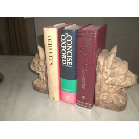 Original antike englische Gips Bücherstützen mit Terrier 1920