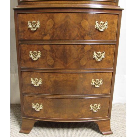 Hohe original antike Nussbaum Kommode England 1920