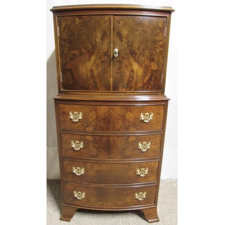 Hohe original antike Nussbaum Kommode England 1920