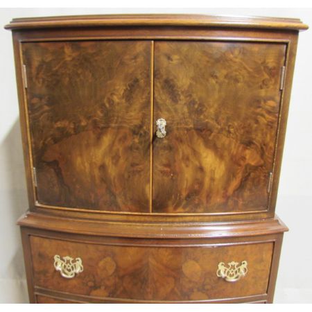 Hohe original antike Nussbaum Kommode England 1920