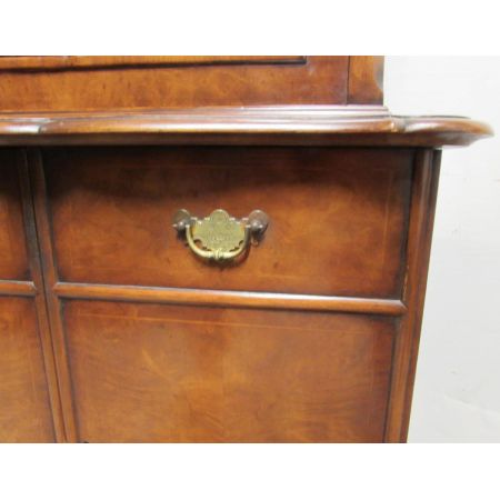 Schlanker original antiker Nussbaum Bücherschrank England 1920