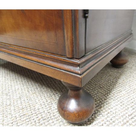 Schlanker original antiker Nussbaum Bücherschrank England 1920