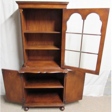 Schlanker original antiker Nussbaum Bücherschrank England 1920