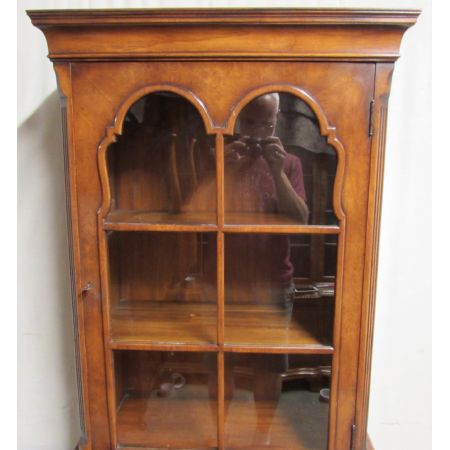 Schlanker original antiker Nussbaum Bücherschrank England 1920