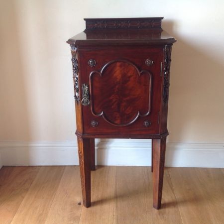 Antiker viktorianischer Mahagoni Nachtschrank England 1890