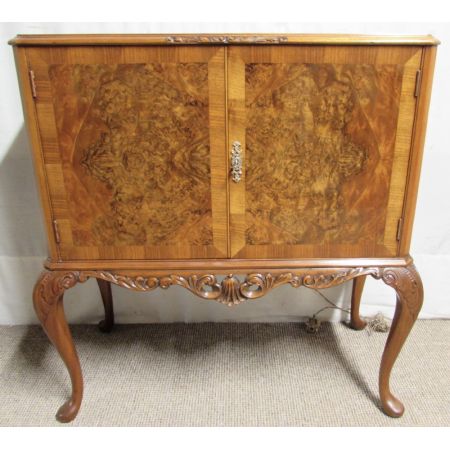 Ausgezeichnetes antikes englisches Nussbaum Sideboard ca 1920