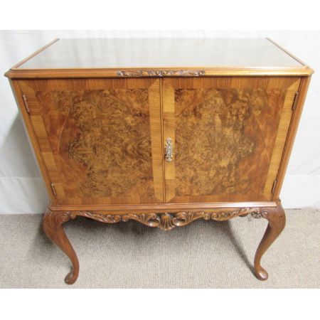 Ausgezeichnetes antikes englisches Nussbaum Sideboard ca 1920