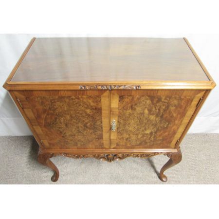 Ausgezeichnetes antikes englisches Nussbaum Sideboard ca 1920