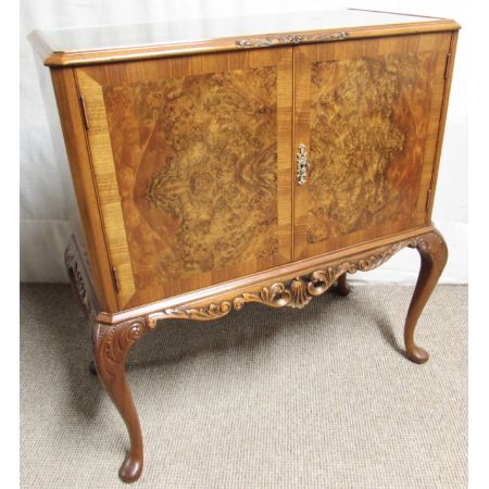 Ausgezeichnetes antikes englisches Nussbaum Sideboard ca 1920