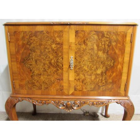 Ausgezeichnetes antikes englisches Nussbaum Sideboard ca 1920