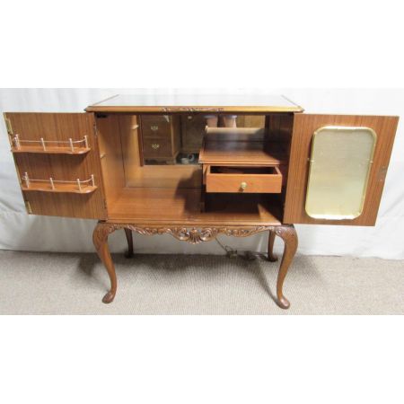 Ausgezeichnetes antikes englisches Nussbaum Sideboard ca 1920