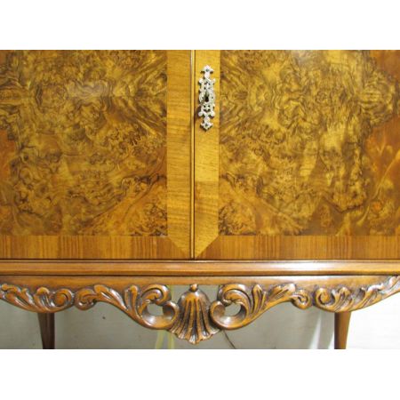 Ausgezeichnetes antikes englisches Nussbaum Sideboard ca 1920