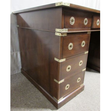 Toller antiker Nussbaum Militär Pedestal Schreibtisch englisch 1920