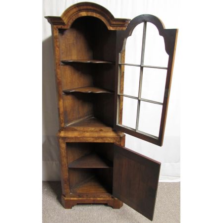 Bezaubernder englischer Queen Anne Nussbaum Eckschrank Eiche antik 1920