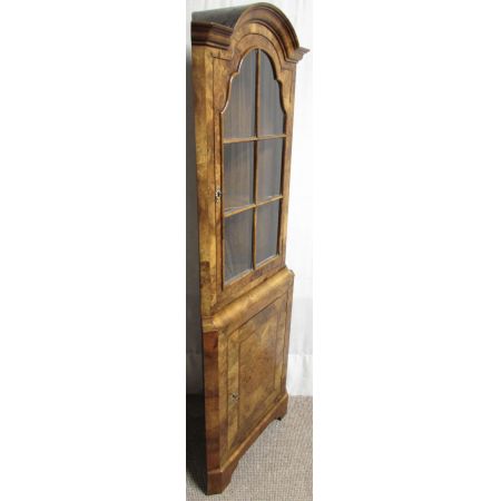 Bezaubernder englischer Queen Anne Nussbaum Eckschrank Eiche antik 1920