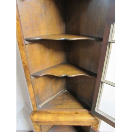 Bezaubernder englischer Queen Anne Nussbaum Eckschrank Eiche antik 1920