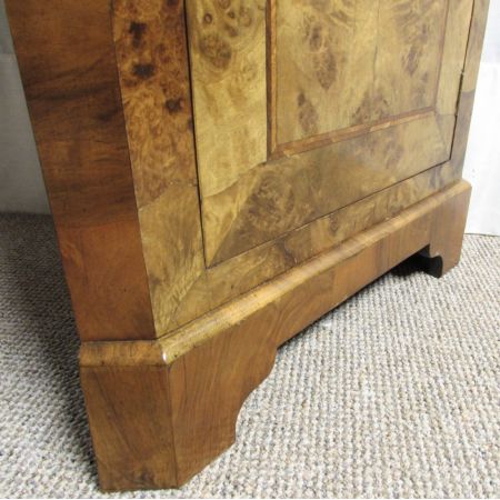 Bezaubernder englischer Queen Anne Nussbaum Eckschrank Eiche antik 1920