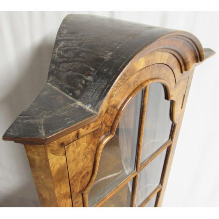 Bezaubernder englischer Queen Anne Nussbaum Eckschrank Eiche antik 1920