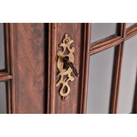 Original englische georgianische Nussbaum Vitrine antik George III ca 1770