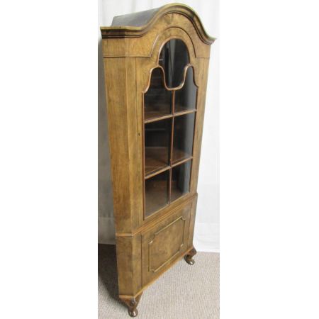 Hübsche antike Queen Anne Nussbaum Vitrine Eckschrank Nussbaum 1920