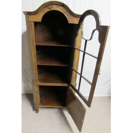 Hübsche antike Queen Anne Nussbaum Vitrine Eckschrank Nussbaum 1920