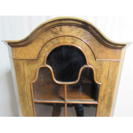 Hübsche antike Queen Anne Nussbaum Vitrine Eckschrank Nussbaum 1920